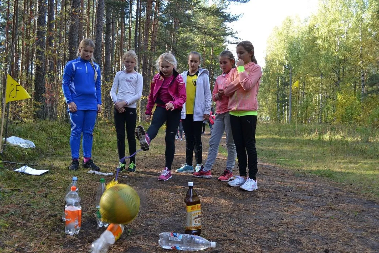 Pärnu koolide neljandikud mängisid Raeküla metsas elamusmänge.