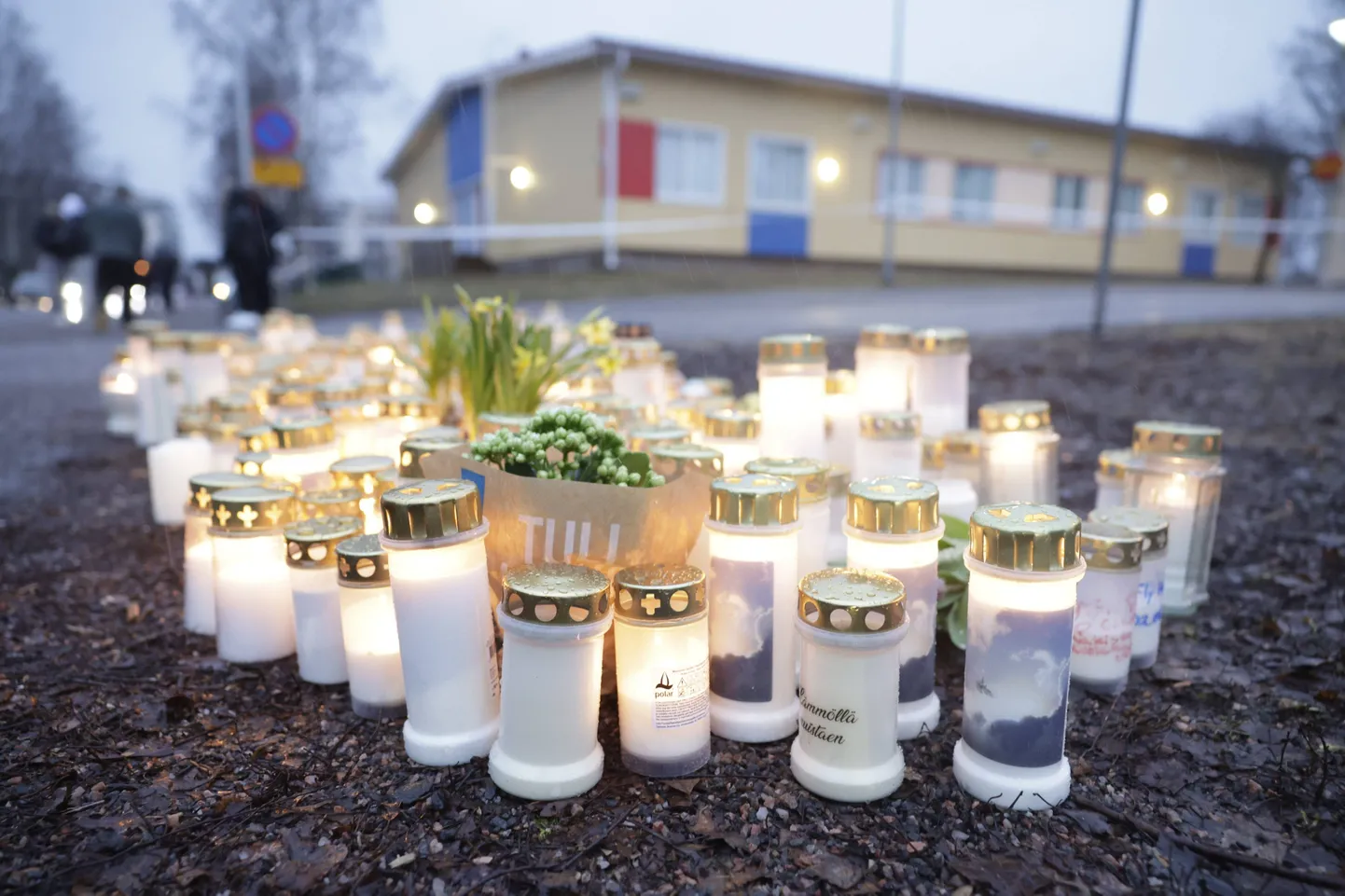 Küünlad ja lilled Viertola kooli juures Vantaas. 2. aprill 2024.