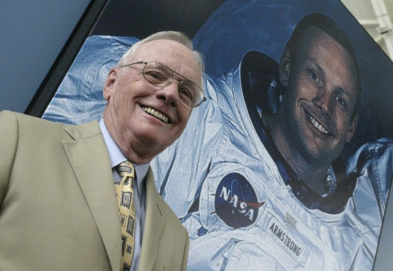 Neil Armstrong 2005 poseerimas Hispaanias prints Felipe muuseumis oma nooreea pildi juures.