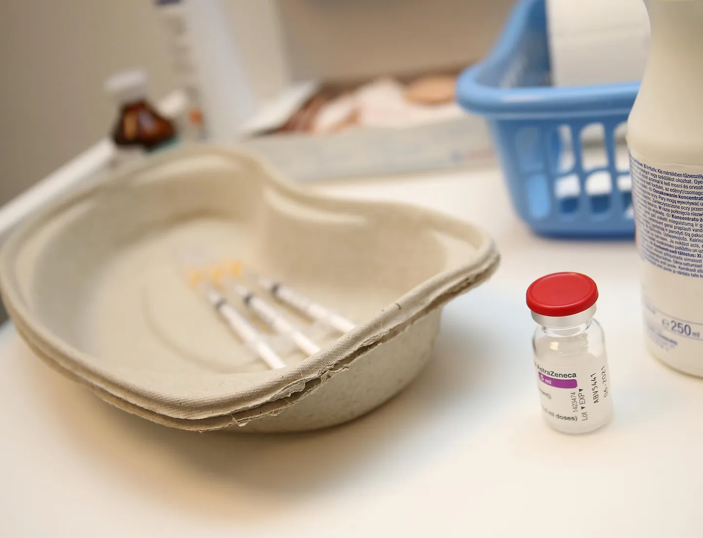 Vaktsineerimine Qvalitas tervishoiukeskuses. Pildil AstraZeneca vaktsiin.
