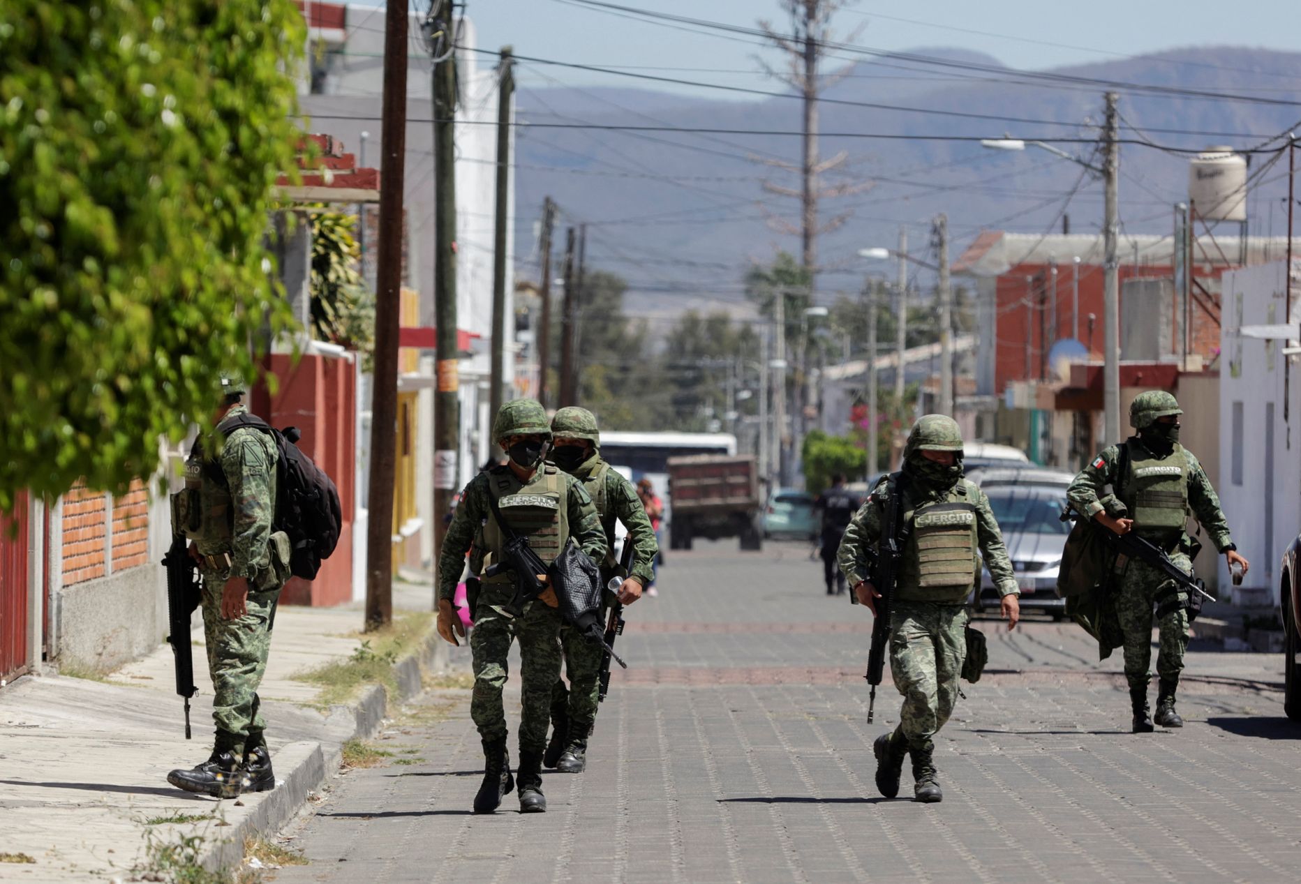 Mehhiko sõdurid tänaval, kus veresaun aset leidis.