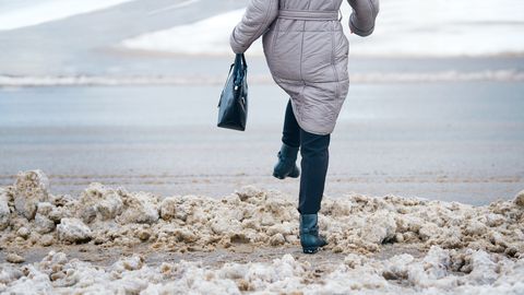 ВИДЕО ⟩ «Смотрите, я на коньках»: состояние дорог в Кохтла-Ярве угрожает жизни и здоровью