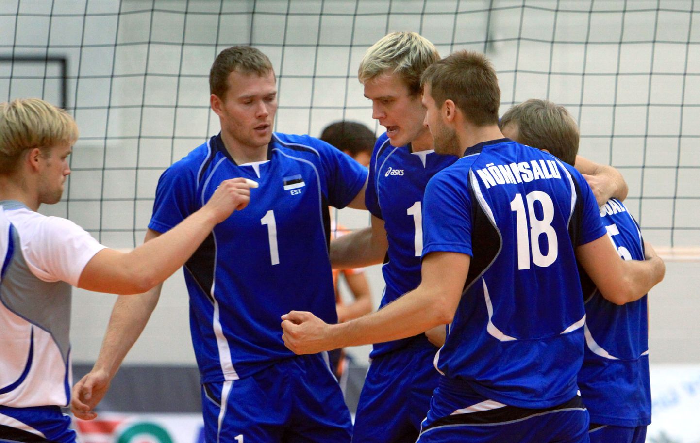 Eesti võrkpallikoondis alistas Pärnu spordihallis Euroopa meistrivõistluste kvalifikatsiooniturniiri kolmanda ringi esimeses mängus Hollandi meeskonna.