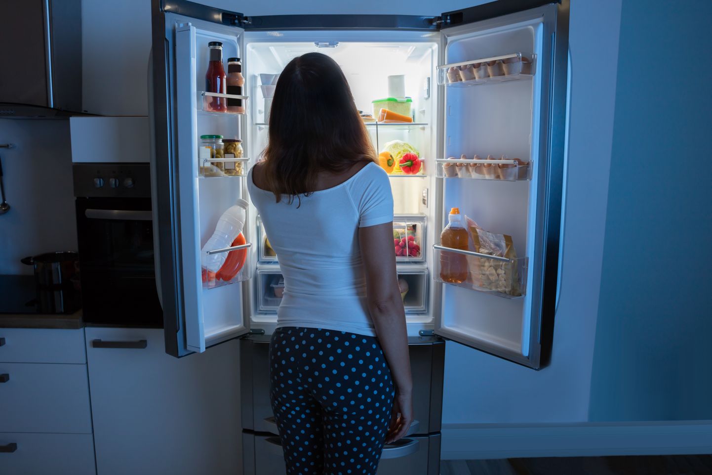 Женщина у холодильника. Иллюстративное фото.