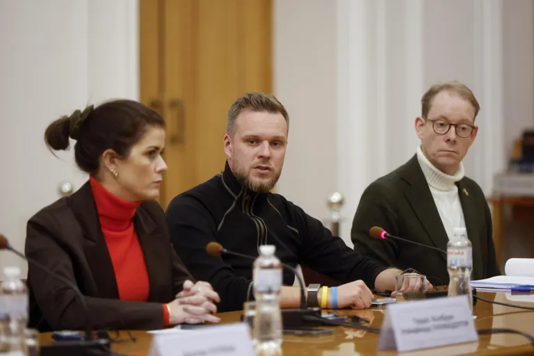 Leedu välisminister Gabrielius Landsbergis (keskel) üleeile Kiievis pressikonverentsil, seljas kodumaal skandaali põhjustanud dressipluus. Tema kõrval Islandi välisminister Þórdís Gylfadóttir ja Rootsi välisminister Tobias Billström.