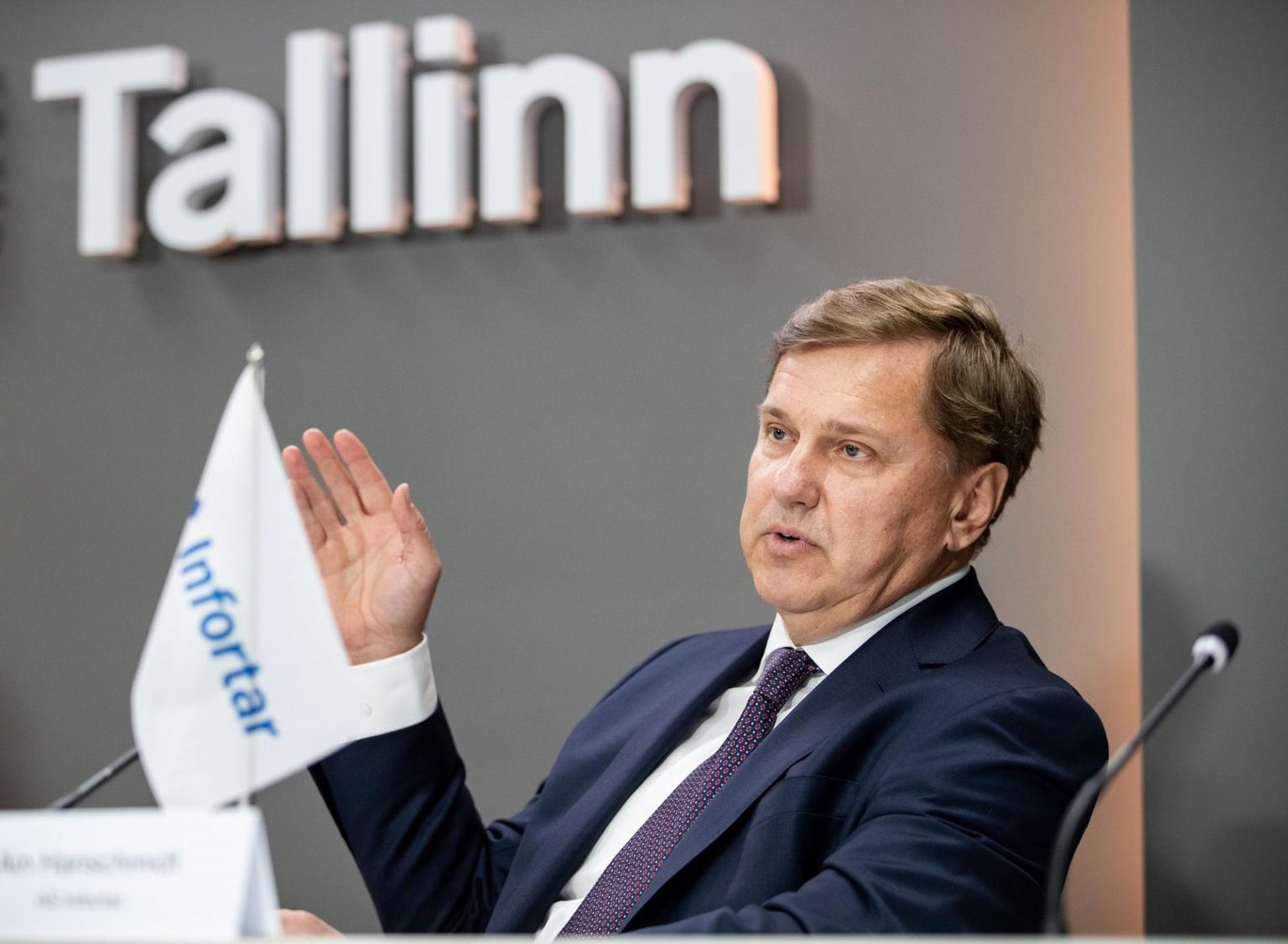 Ain Hanschmidt kolmapäevasel Tallinki ja Infortari pressikonverentsil.