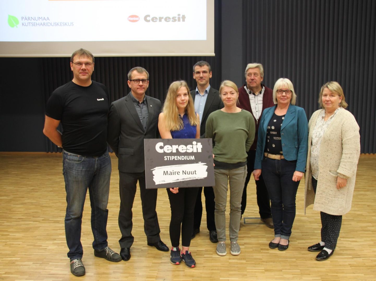 1200 euro suuruse Ceresiti stipendiumi pälvinud Maire Nuut koos õpetajate ja ettevõtte esindajatega.