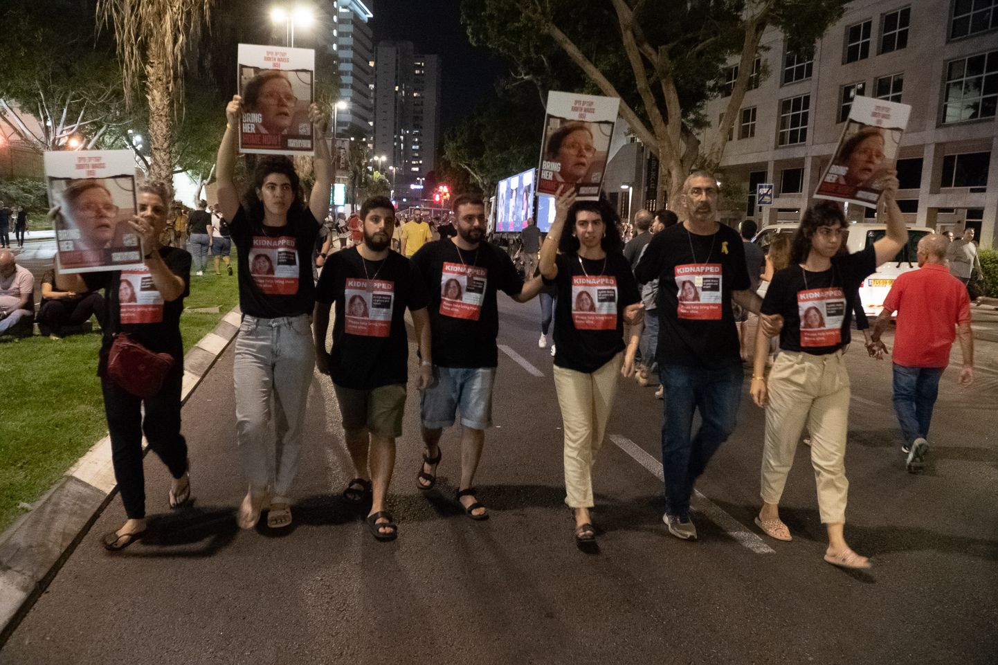 На митинге в Тель-Авиве от властей требуют освободить заложников