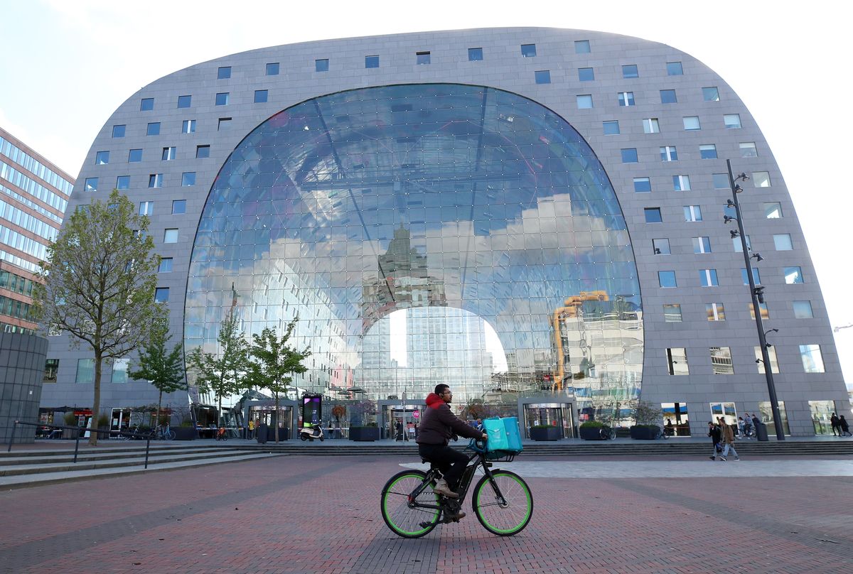 Марктхал в Роттердаме - это огромный торговый зал, окруженный облаком квартир и офисов.