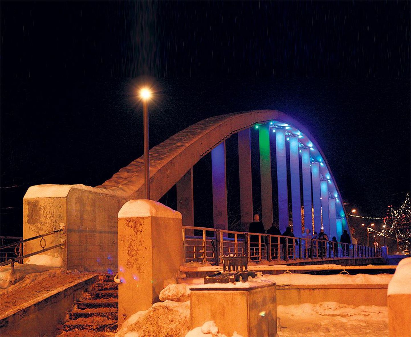 Pool sajandit tartlasi teeninud raudbetoonist jalakäijate sild 2010. aasta esimestel päevadel.