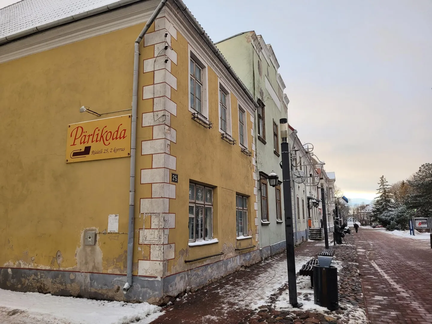 Räämas välimusega ajalooline maja Rüütli tänaval.