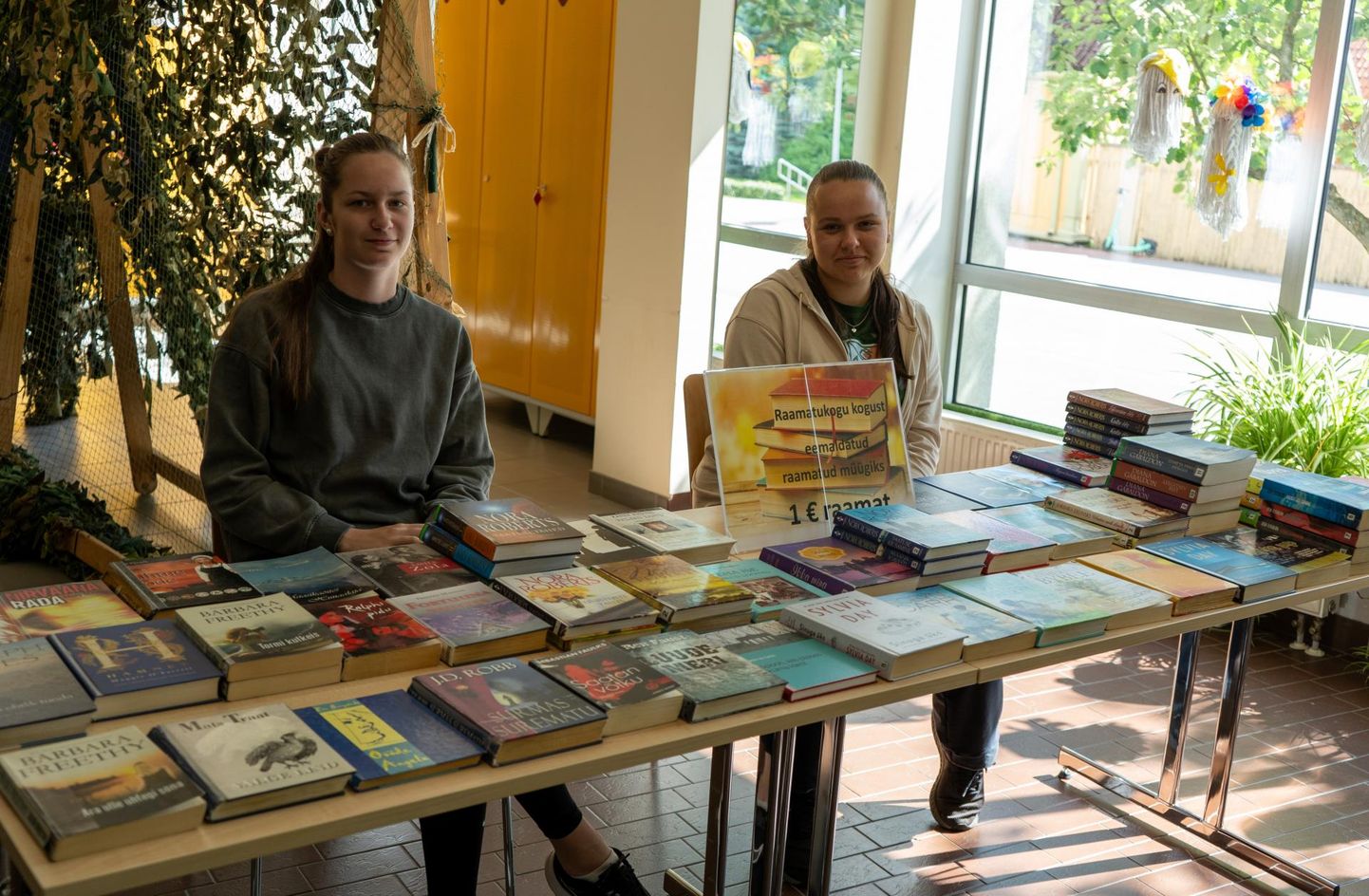 Täna müüvad Viljandi linnaraamatukogu fuajees raamatukogu mahakantud raamatuid linnamaleva töökad noored. Nagu ütles raamatukogu direktor Reet Lubi, on see üks töölõik, mis aitab noortel tutvuda raamatukogus tehtavaga.