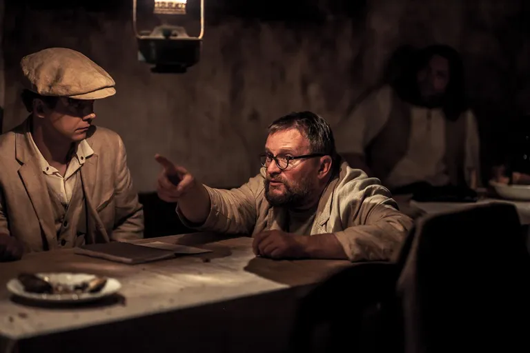 Filmi “Johannes Pääsukese tõeline elu” režissöör Hardi Volmer (paremal).