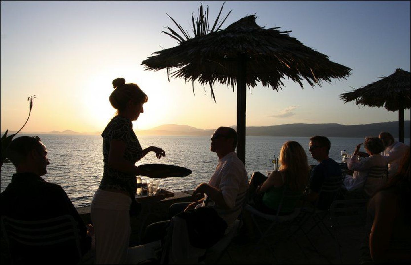 Kreekas Hydra saarel asuvas restoranis saab rahuliku muusika saatel nautida päikeseloojangut ja kui veab, piiluda ka kõrvallauas istuvaid kuulsusi.
