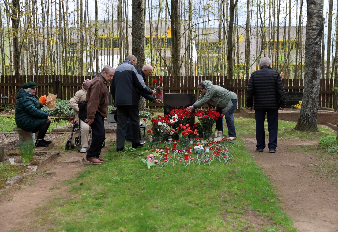 9. mai keskpäeval käis Rahumäe kalmistul seltskond tartlasi mälestamas teise maailmasõja ohvreid.