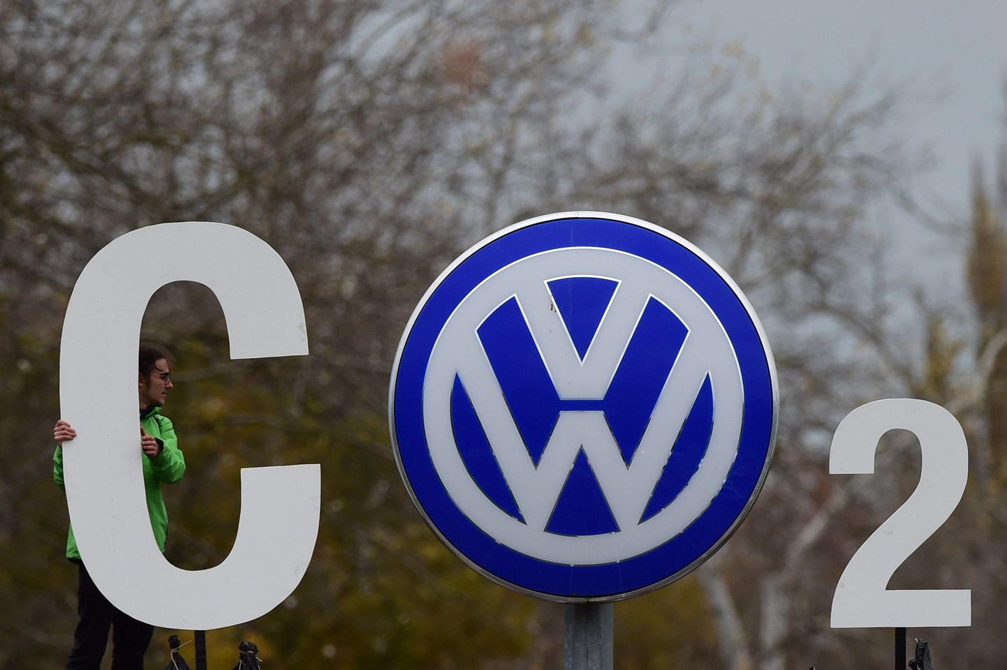 Volkswagen kulutas uuringusummasid ka pettusele. Greenpece'i aktivistid paigutavad Volkswageni logole süsinikdioksiidi valemit, mille eraldumise näitusid võidi petta,