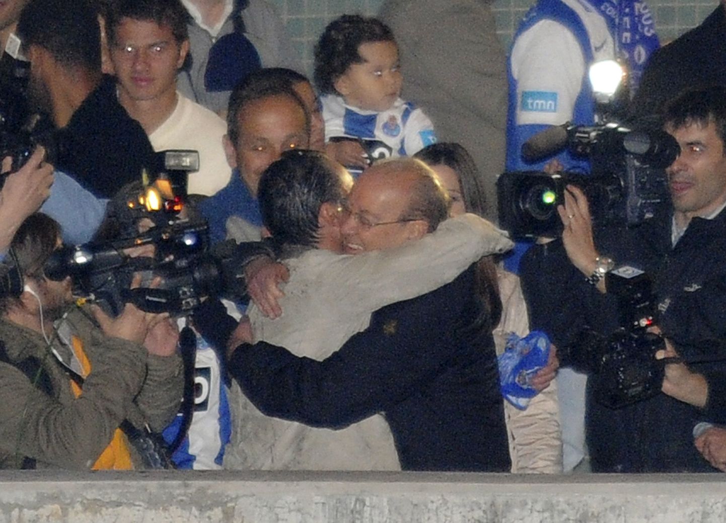 FC Porto peatreener Vitor Pereira (keskel vasakul) ja klubi president Jorge Nuno Pinto da Costa tähistavad meistritiitlit.