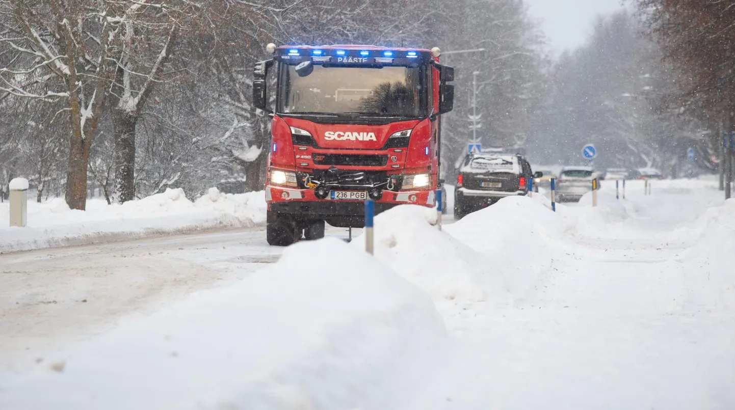 Päästjad aitasid teelt välja sõitnud sõiduauto teele tagasi. Foto on illustratiivne.