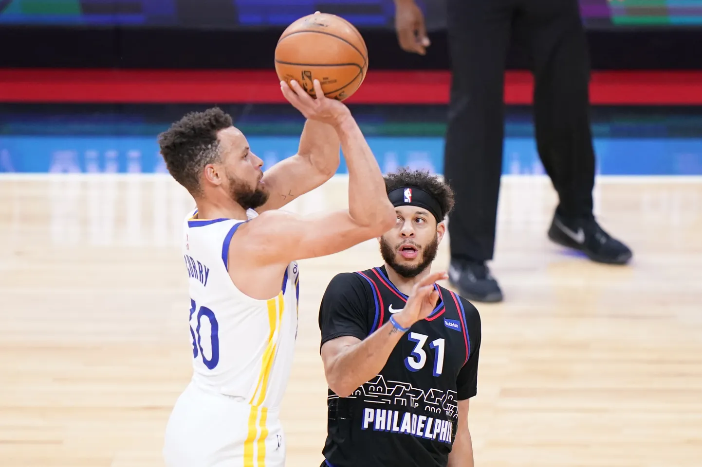 Stephen Curry (palliga) sopsab meeletuid kolmeseid.