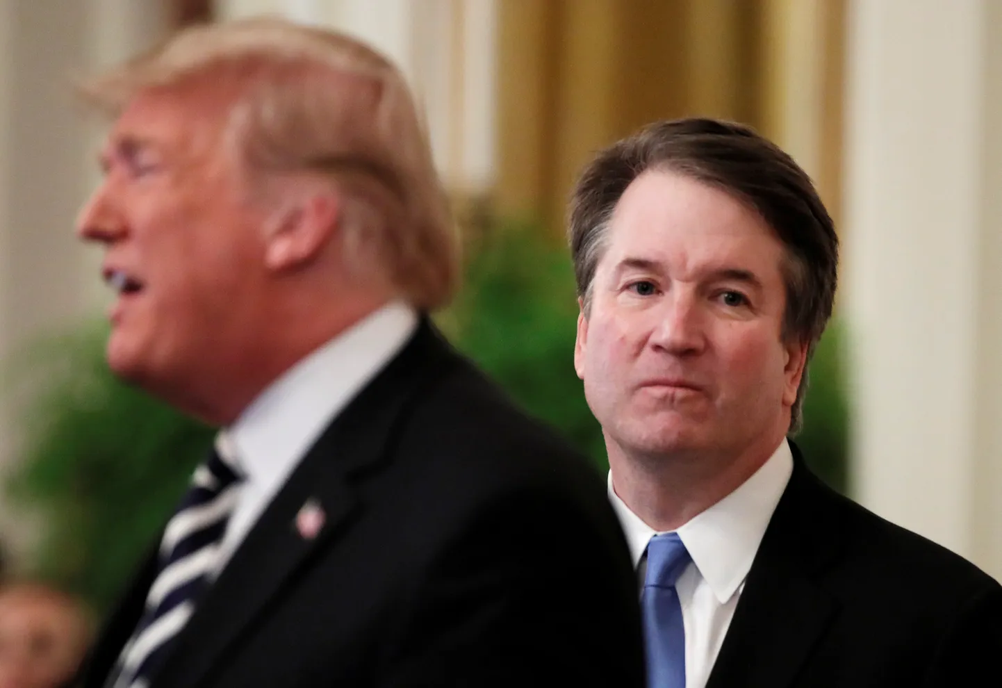 USA president Donald Trump (vasakul) ja ülemkohtu kohtunik Brett Kavanaugh eelmise aasta oktoobris viimase ametissevannutamise tseremoonial Valges Majas.