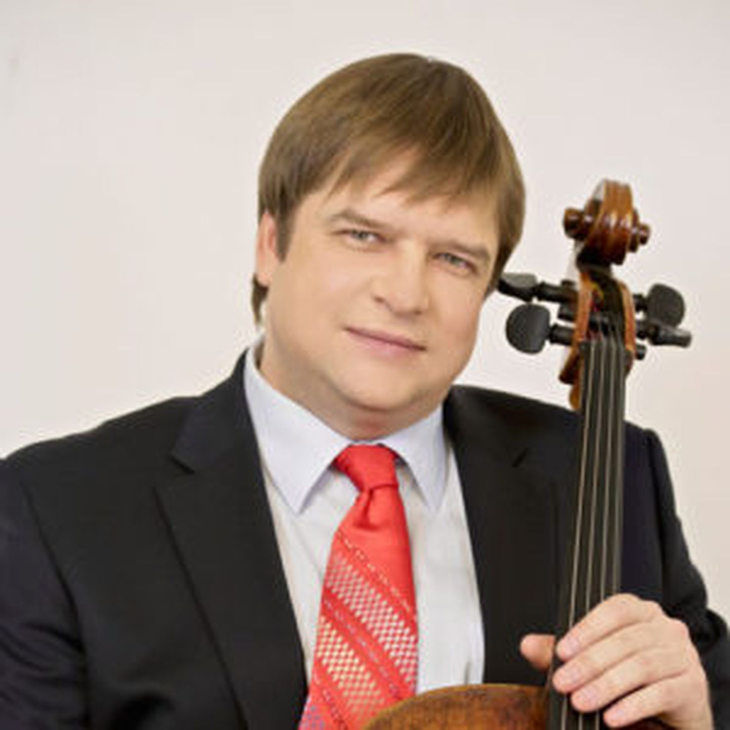 Tšellist, Peterburi konservatooriumi rektor Aleksei Vassiljev esineb Suure-Kõpu mõisa saalis kontserdil «Johann Sebastian Bach ja sõbrad».