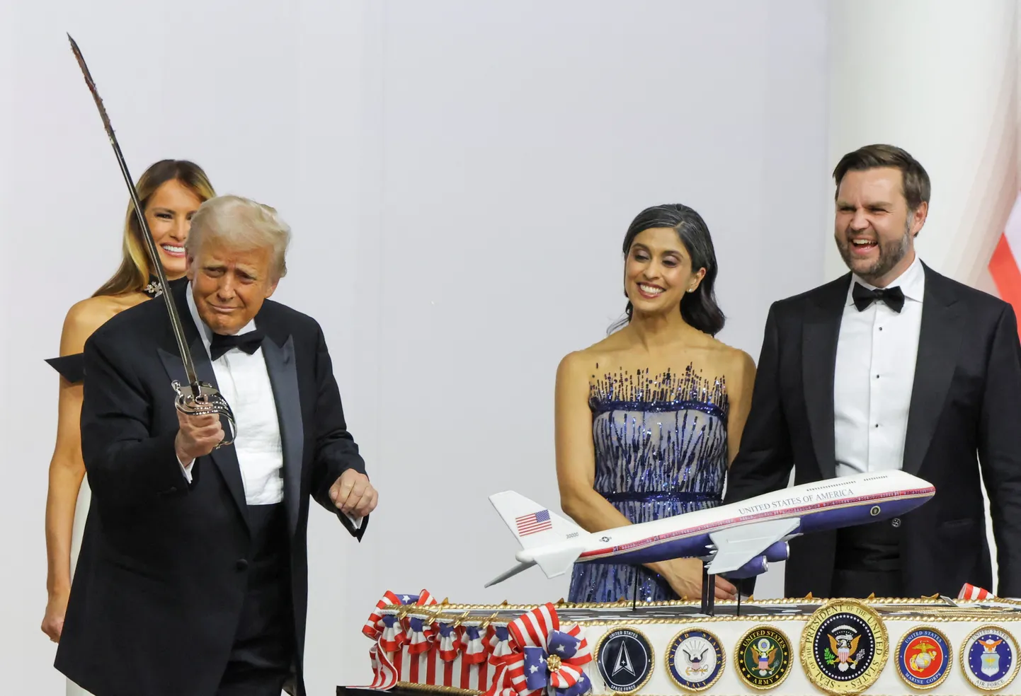 Esmaspäeval nimetati Ameerika Ühendriikide 47. presidendiks ametisse Donald Trump (esiplaanil) ja tema asepresidendiks J.D Vance. Fotol seisavad ka esimene leedi Melania Trump ja teine leedi Usha Vance.
