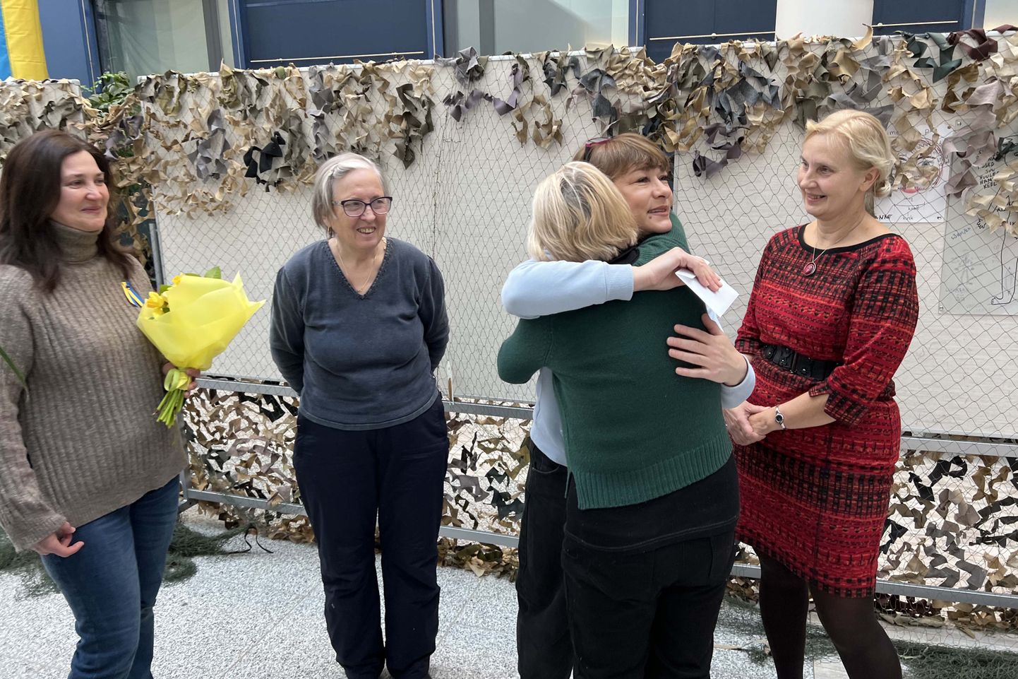 Harras hetk:  ukrainlannad (vasakult) Tatjana, Nina ja Raissa, kes kallistab tänutundest kunstnik Silvia Vislapit. Punases kleidis TÜ molekulaar- ja rakubioloogia instituudi direktor Maia Kivisaar.