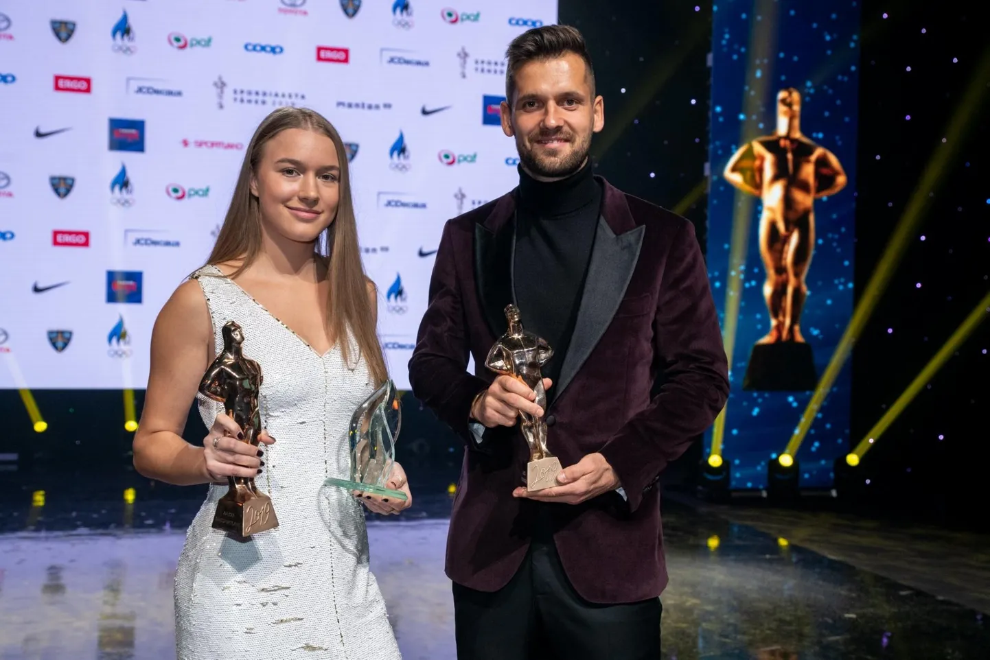Tunamulluseks aasta naissportlaseks krooniti freestyle-suusataja Kelly Sildaru, meestest sai väärika auhinna endale odaviskaja Magnus Kirt. Seekord valitakse aasta sportlane, olgu ta individuaalala esindaja või tiim.