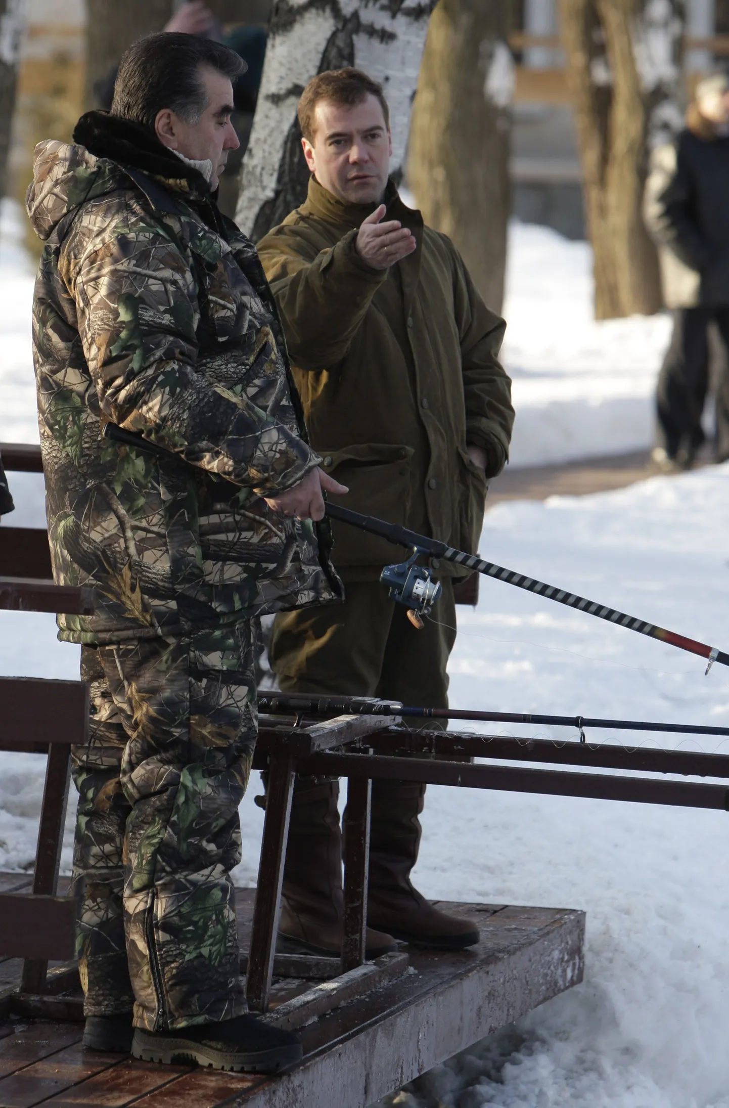 Dmitri Medvedev ja Emomali Rahmon kalastamas ja suhteid silumas.