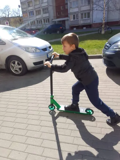 Сын Ольги, которому Артем и Сергей подарили самокат