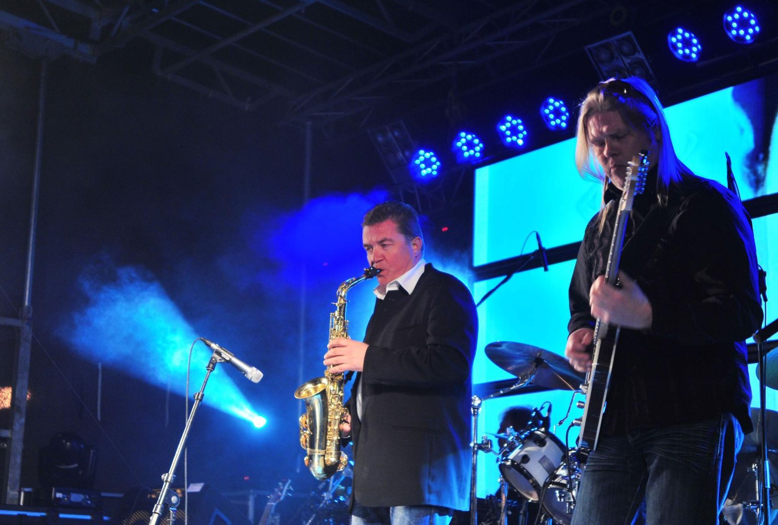 Ansambel Mahavok esines 2011. aastal Tartu Tähetorni 200 aastapäeva puhul kontserdiprogrammiga "Galaktikad".