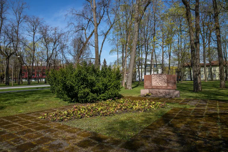 Väidetavalt on sellesse paika 1945. aastal maetud 60 hukkunu säilmed, kuid muldasängitamist märgivad vaid kaks artiklit tolleaegsetest ajalehtedest ja ühe isiku kiri.