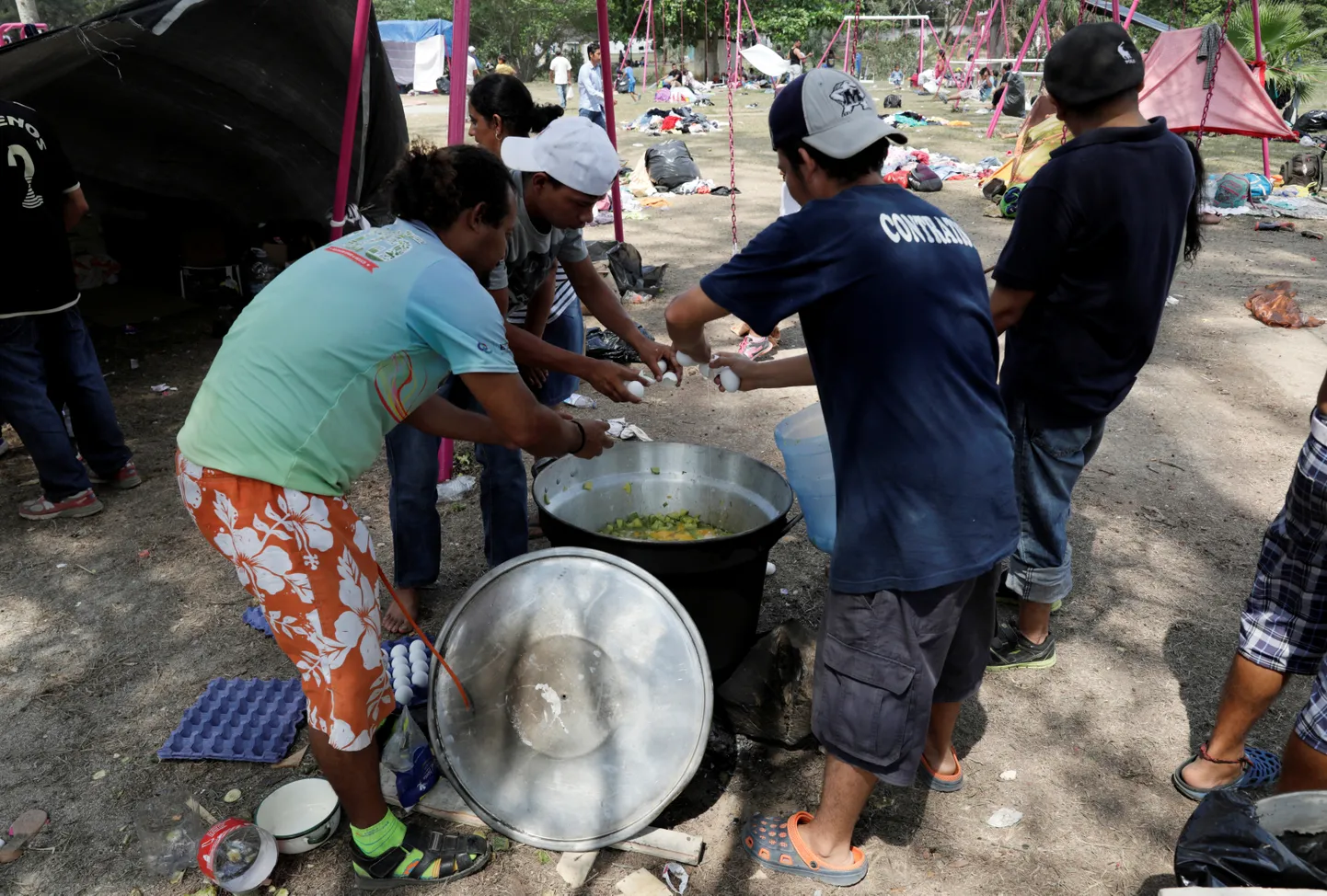 Karavanis liikuvad Kesk-Ameerika migrandid Mehhikos Oaxaca osariigis puhkepausi ajal enne teekonna jätkamist USA piiri suunas.