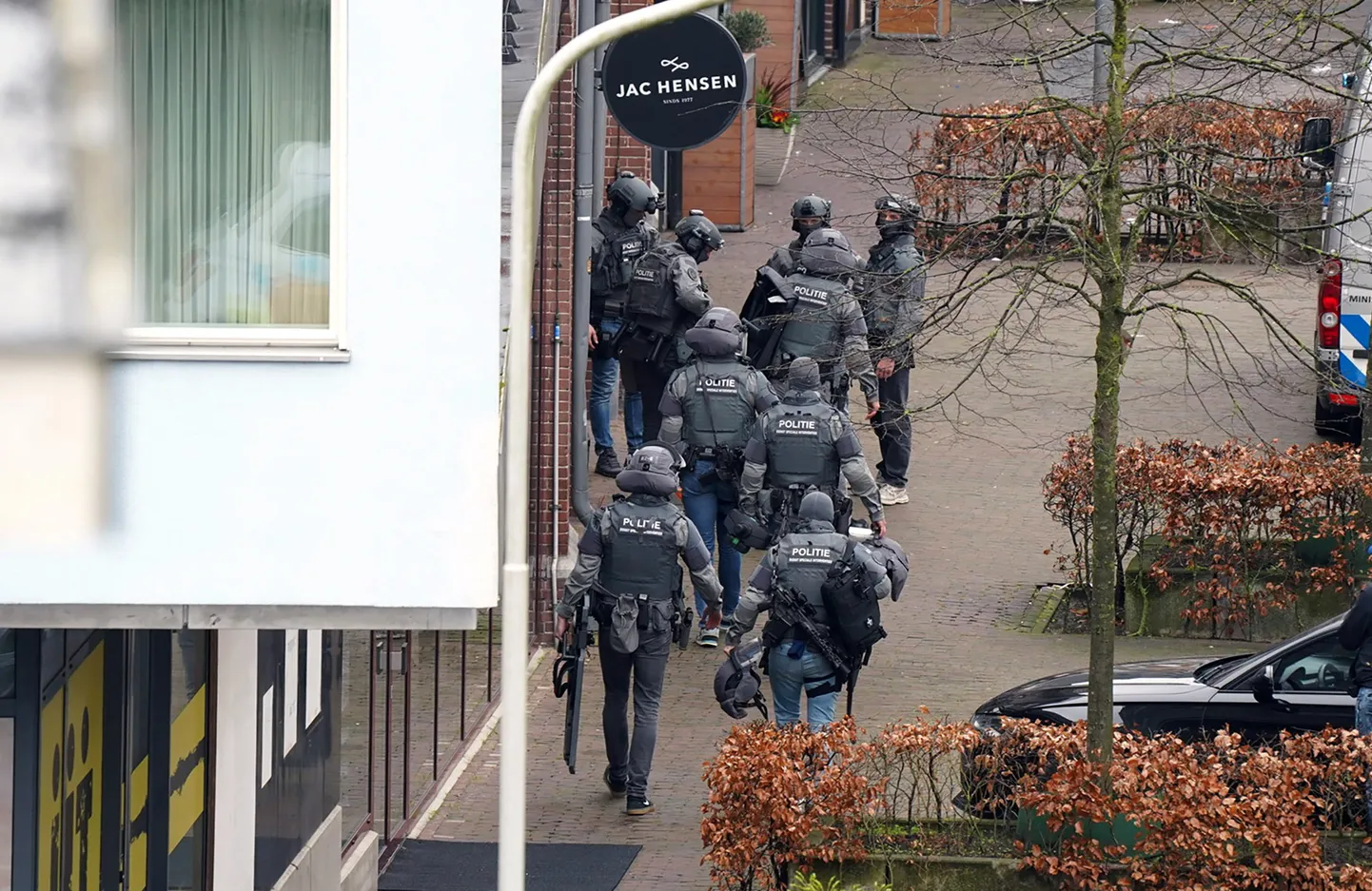 Relvastatud politseinikud Hollandis Ede kesklinnas, kus ühes kohvikus võeti mitu inimest pantvangi.