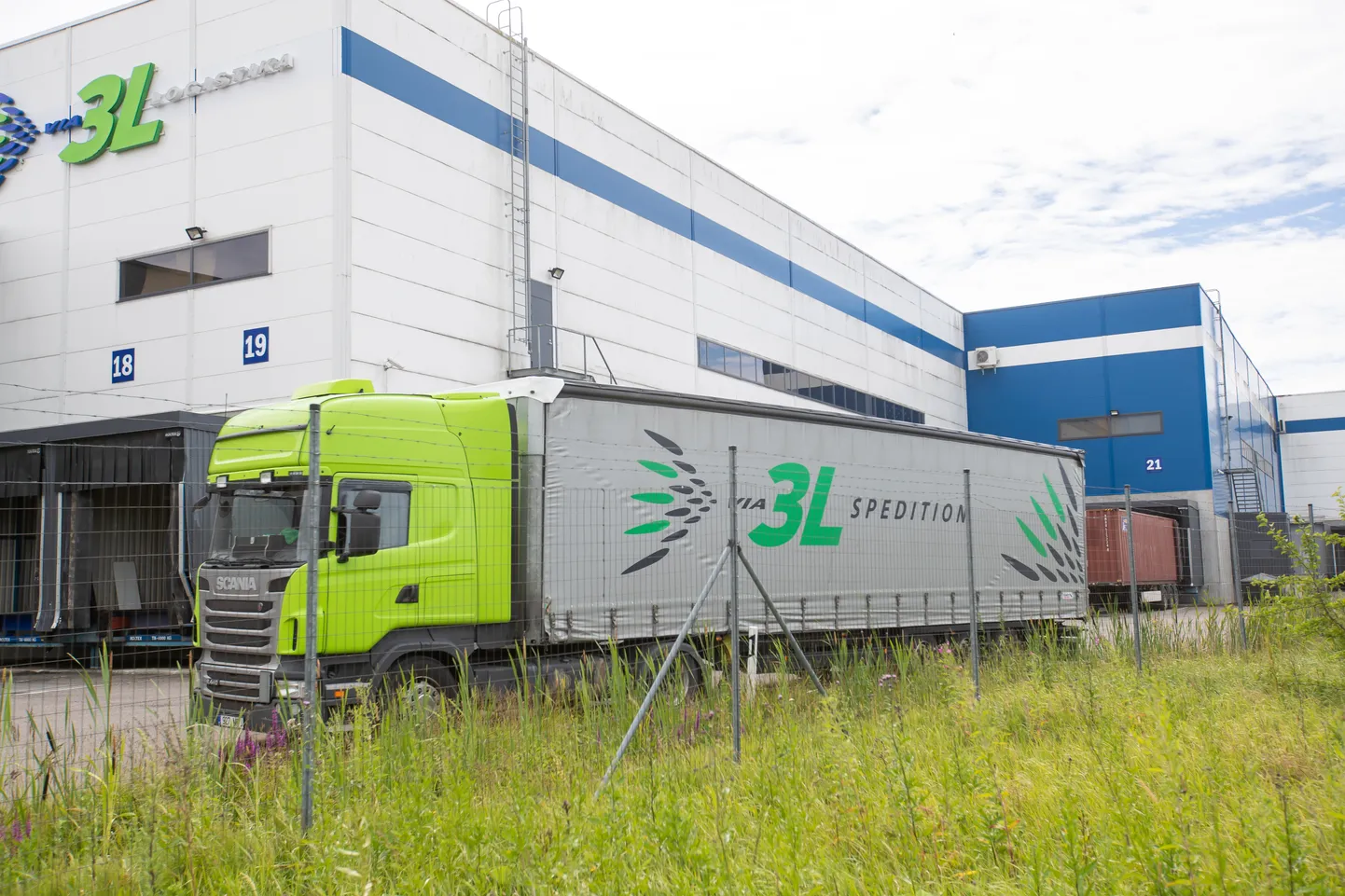 Еще в пятницу в Via3L Spedition OÜ работали около 20 человек, но теперь в конторе никого нет. Предположительно вывезены машины, прицепы, конторские принадлежности и работники.