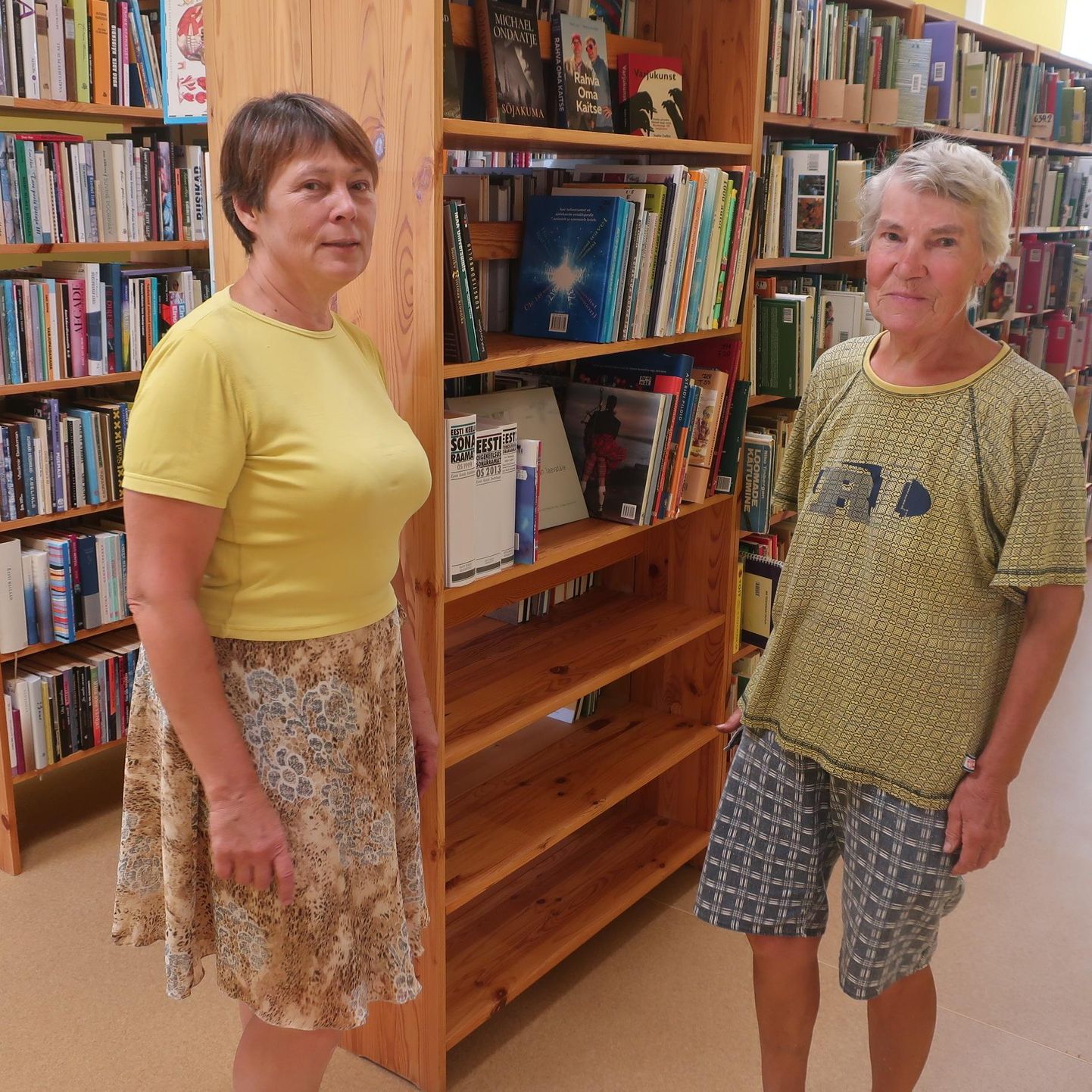 Ere-Elbe Lepvaltsi (paremal) peab Põlgaste raamatukogu direktor Irina Kruusla oma parimaks lugejaks.