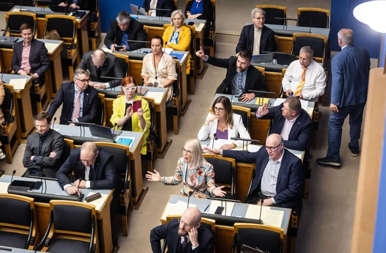 Poliitikud riigikogu saalis