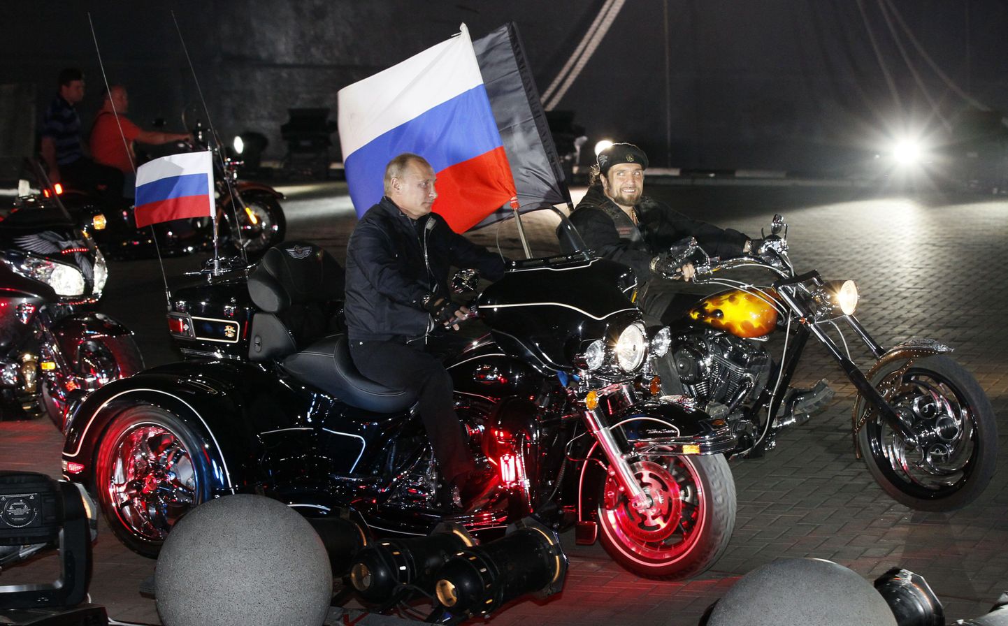 Peaminister Vladimir Putin koos Ööhuntide liidri Aleksandr Zaldostanoviga tänavu augustis Novorossiiskis.