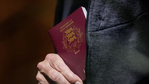 Риск потерять гражданство Эстонии: человеку с двумя паспортами пришлось обратиться в суд