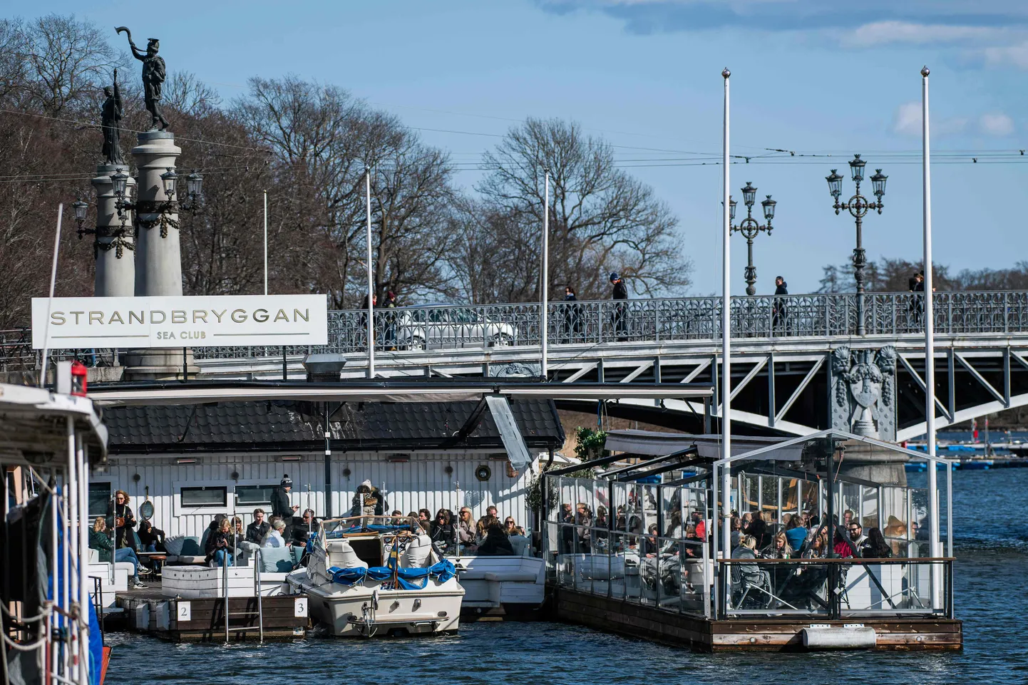 Rootslasi pealinnas ei heiduta pandeemia ning nad täna (4.04.2020) istuvad restoranides.
