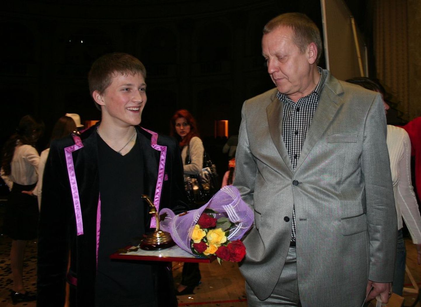 Martti Laas ja tema juhendaja Toomas Voll rõõmustavad Sotšis võidetud teise preemia üle.