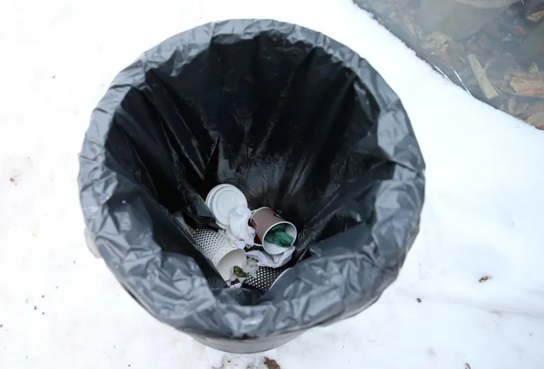 В Рождественском городке нет соответствующих мусорных баков для сортировки одноразовой посуды. Все отходы попадают в один контейнер.