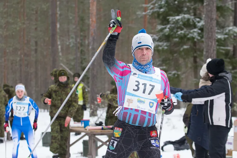 Kümneaastase pausi järel kihutas Alutaguse maratoni läbi ka Alutaguse vallavanem Tauno Võhmar.