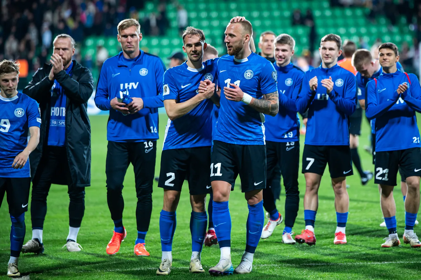 Eesti meeskonna mängijad tähistavad 3:2 võitu Moldova üle.