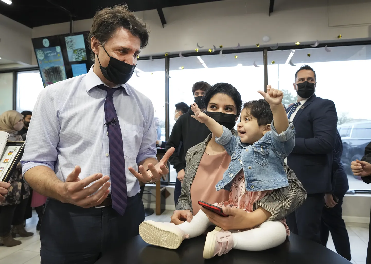 Kanada peaminister Justin Trudeau kohtumas afgaani sisserändajatega.