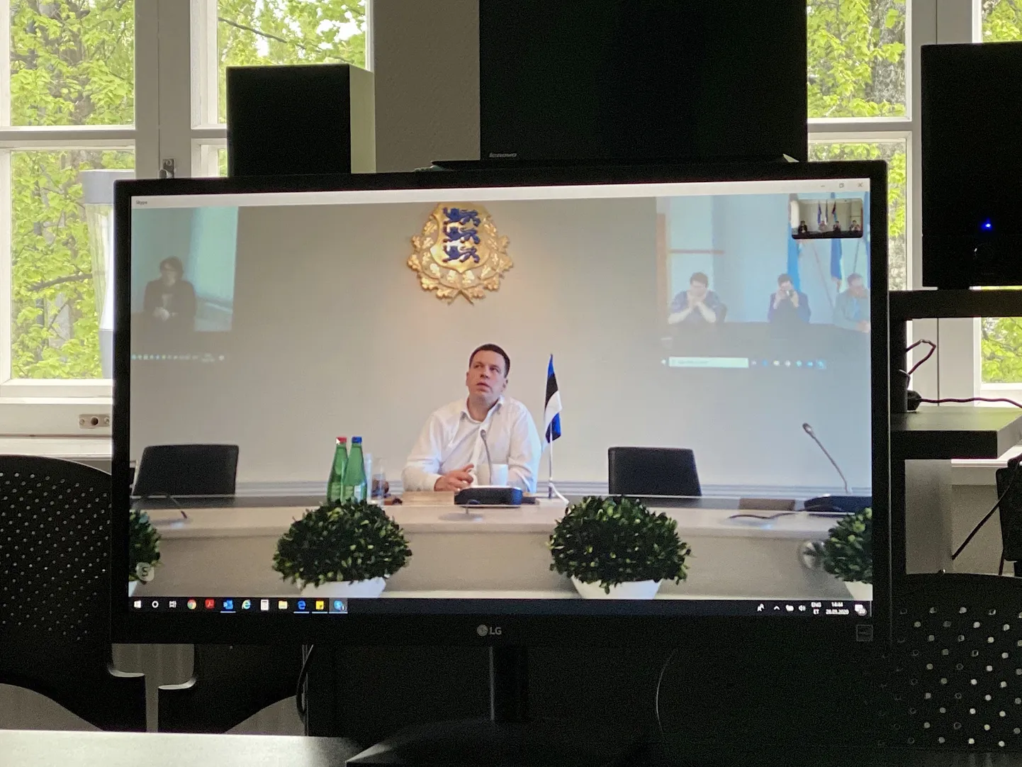 Peaminister Jüri Ratas tänas Skype'i vahendusel nii vallajuhte, volikogu liikmeid, teenistujaid kui ka Tõrva valla elanikke pingutuste eest eriolukorras.