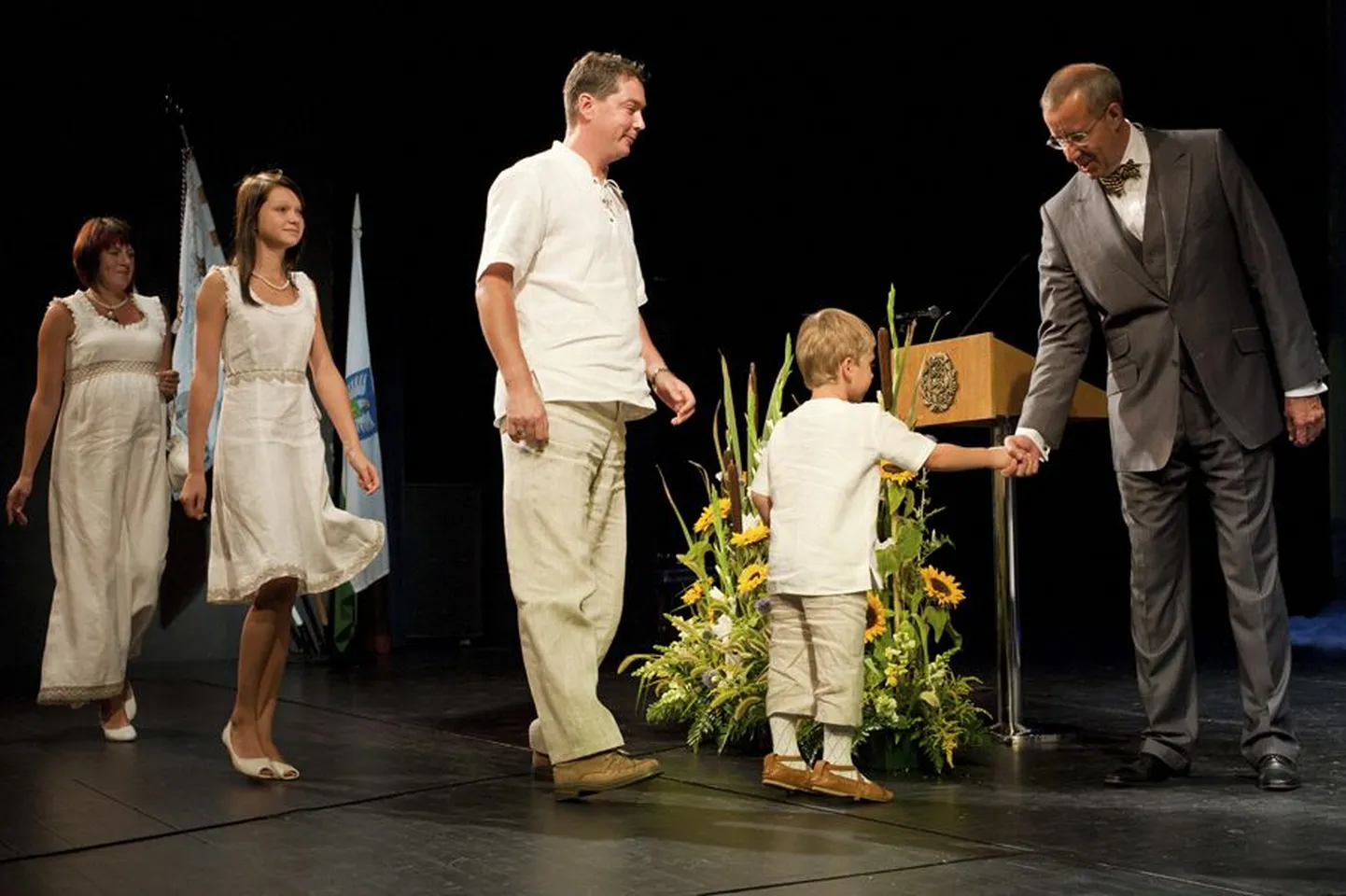 Autasustamisüritusel surus Eesti Vabariigi president Toomas Hendrik Ilves iga tunnustuse pälvinu kätt.
