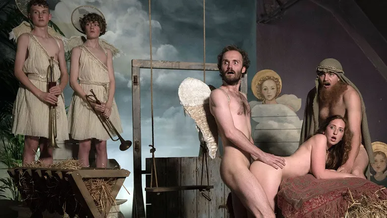 Saksa kvalittesari «Babylon Berlin». Käsil on Uue Testamendi ainelise pornofilmi väntamine.