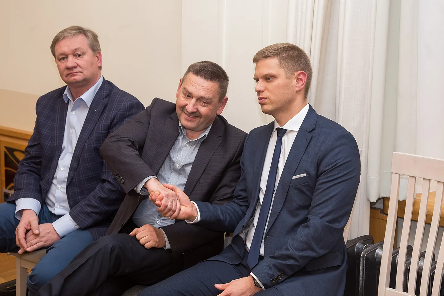Paide linnavalitsuse piirkonnajuhist Kulno Kleinist (keskel) on saamas Väätsa prügila uus juht.