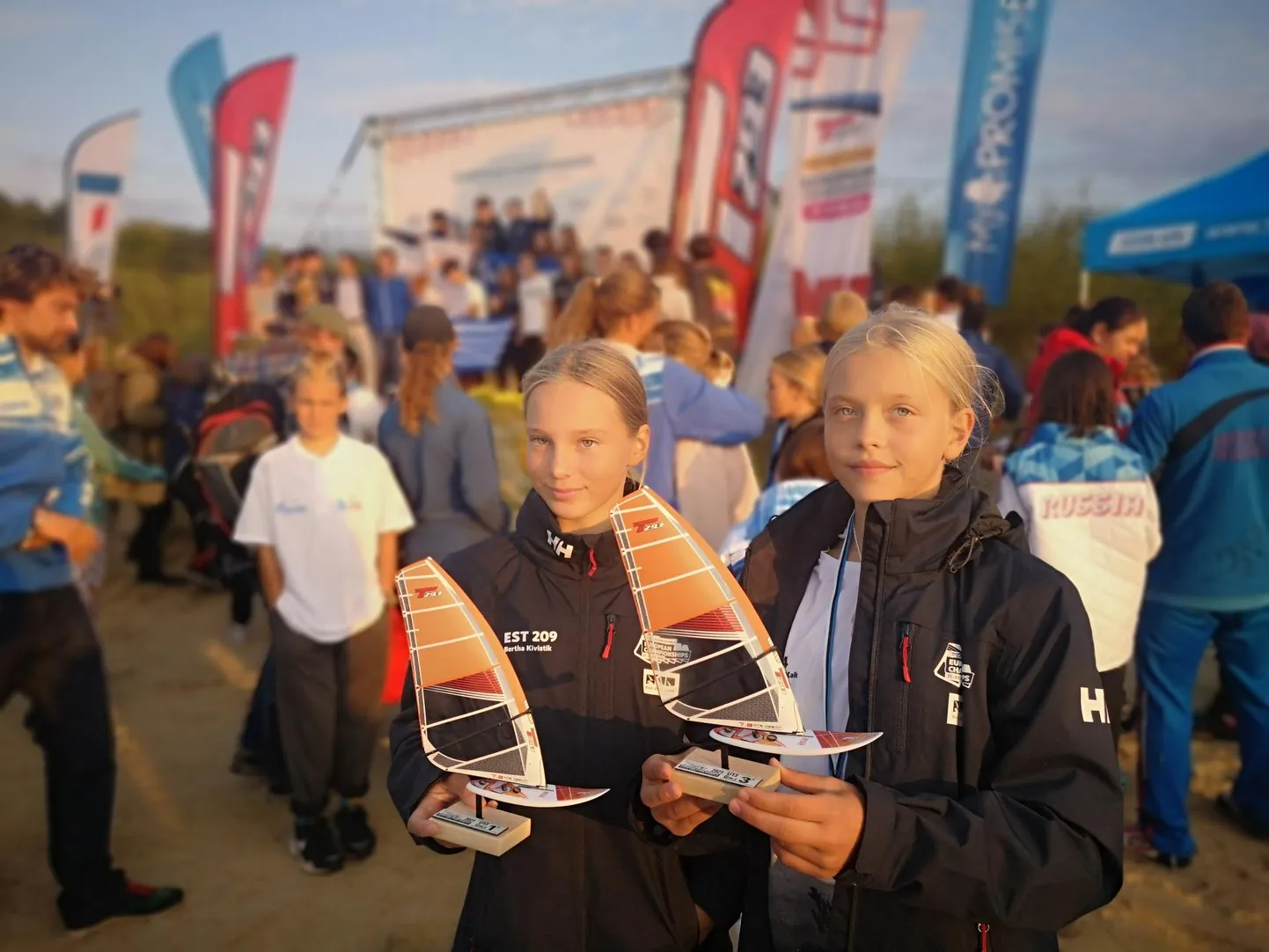 Bertha Kivistik ja Liisa-Marii Kalk 2021 aasta EM võistluse auhindadega Pirital.
